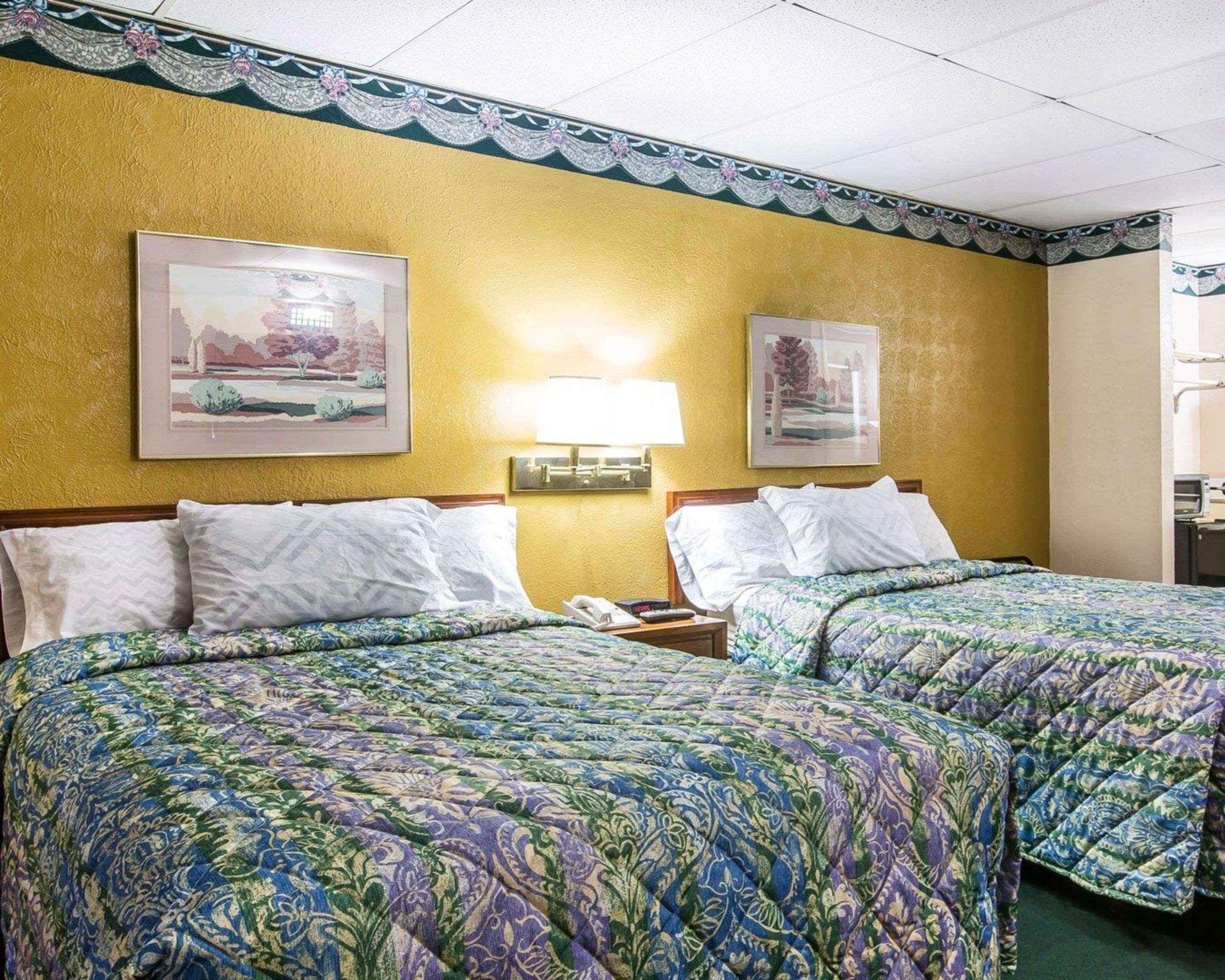 גדסדן Rodeway Inn מראה חיצוני תמונה