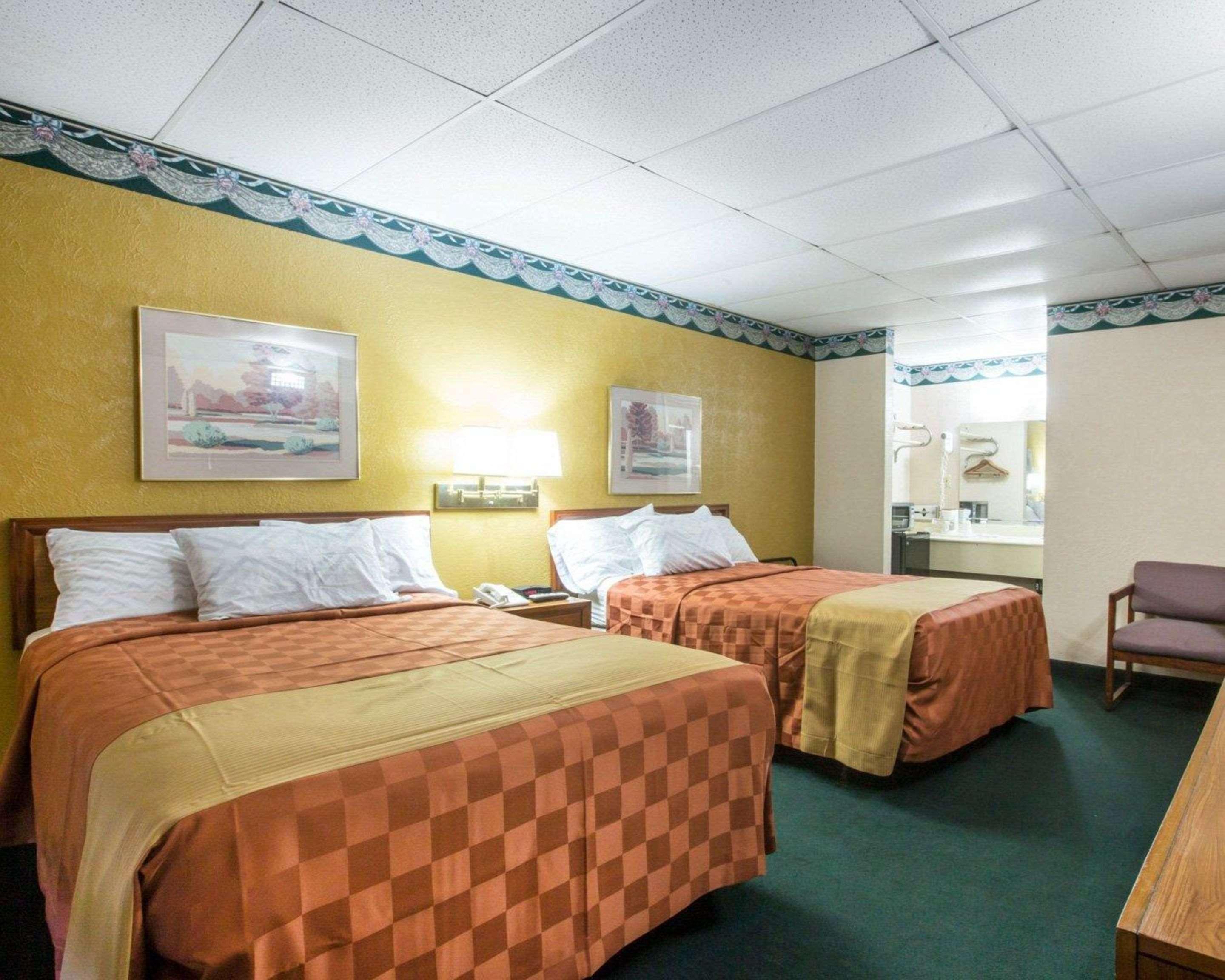 גדסדן Rodeway Inn מראה חיצוני תמונה