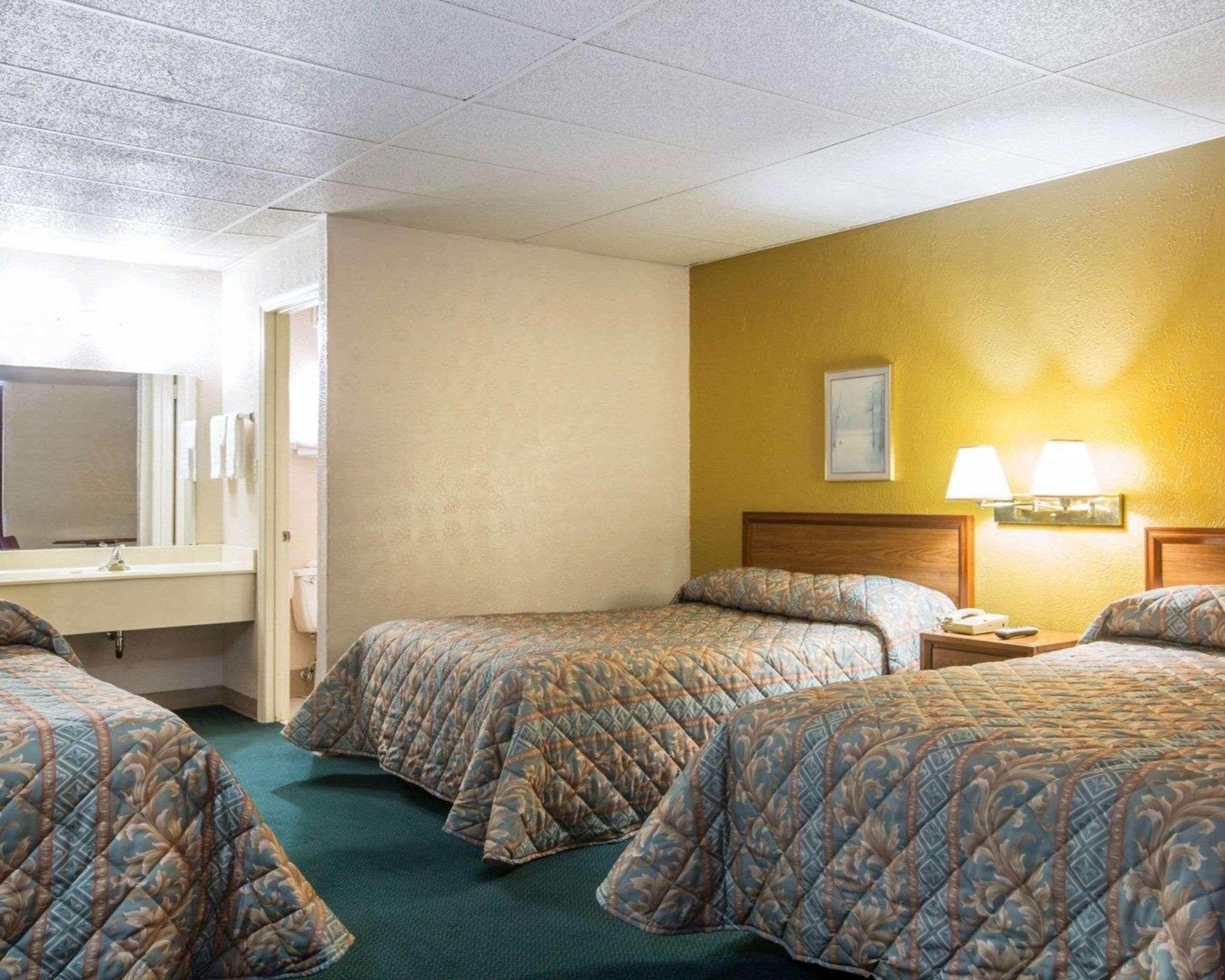 גדסדן Rodeway Inn מראה חיצוני תמונה